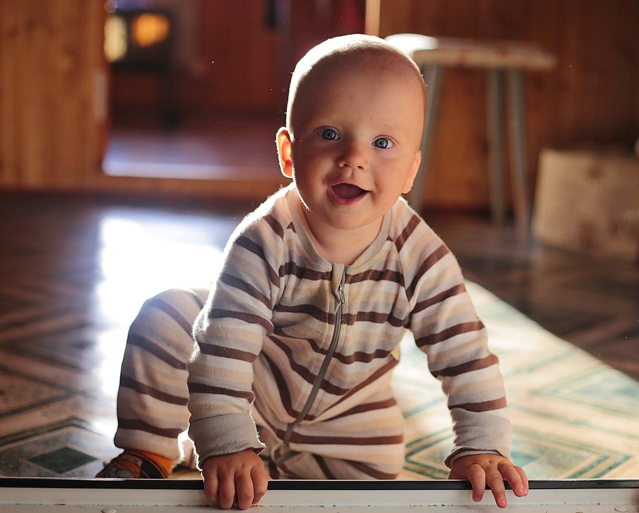 child crawaling on the floor